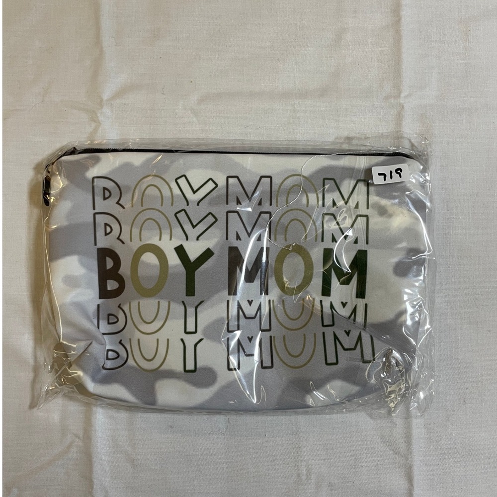The Pouch Cosmetic Bag Womens OS Gray NWT Boy Mom Camo Zipper Travel Accessory